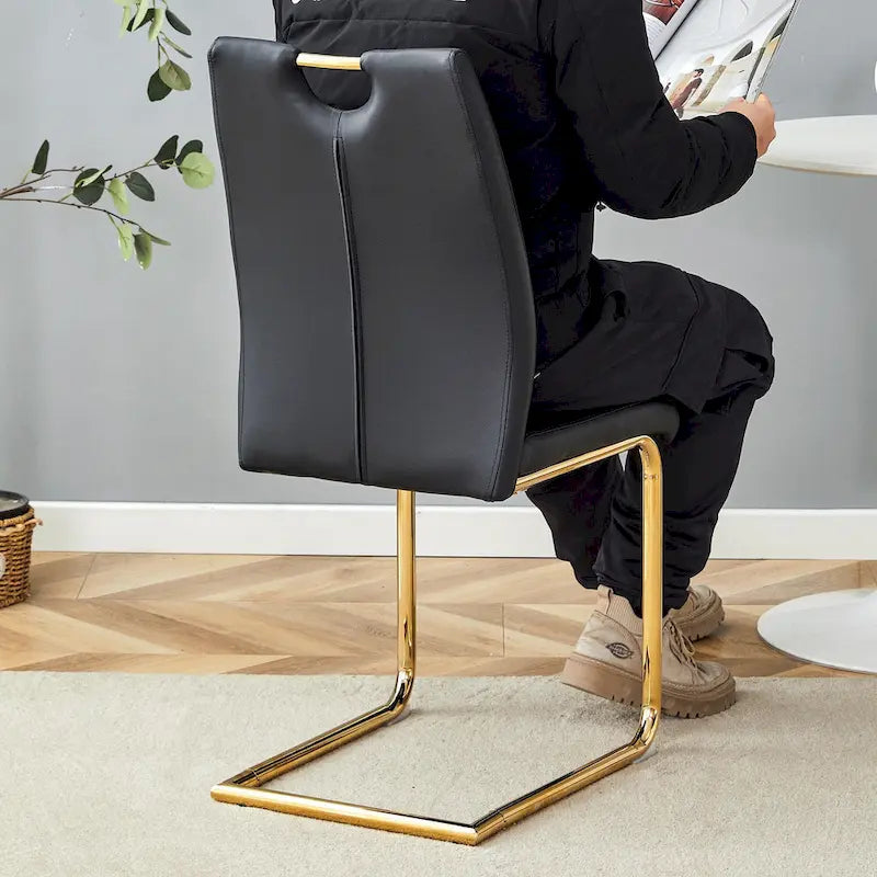 Moderner Esszimmerstuhl aus PU-Leder mit goldfarbenen Metallbeinen, ergonomisch gepolsterte Rückenlehne