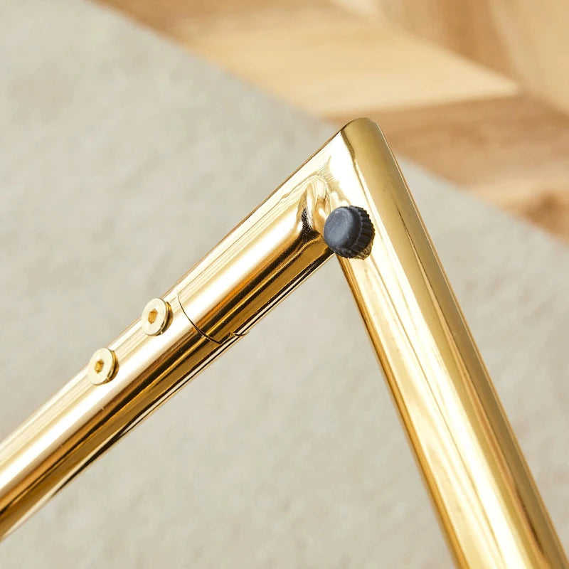 Moderner Esszimmerstuhl aus PU-Leder mit goldfarbenen Metallbeinen, ergonomisch gepolsterte Rückenlehne