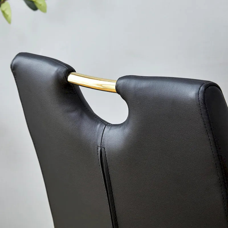 Moderner Esszimmerstuhl aus PU-Leder mit goldfarbenen Metallbeinen, ergonomisch gepolsterte Rückenlehne