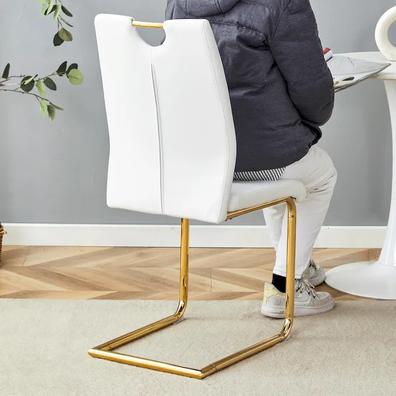 Moderner Esszimmerstuhl aus PU-Leder mit goldfarbenen Metallbeinen, ergonomisch gepolsterte Rückenlehne