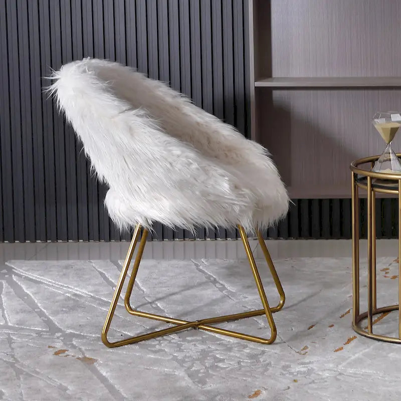 Glamouröser Beistellstuhl in Fassform, Kunstfellbezug, goldener Kufensockel, Weiß