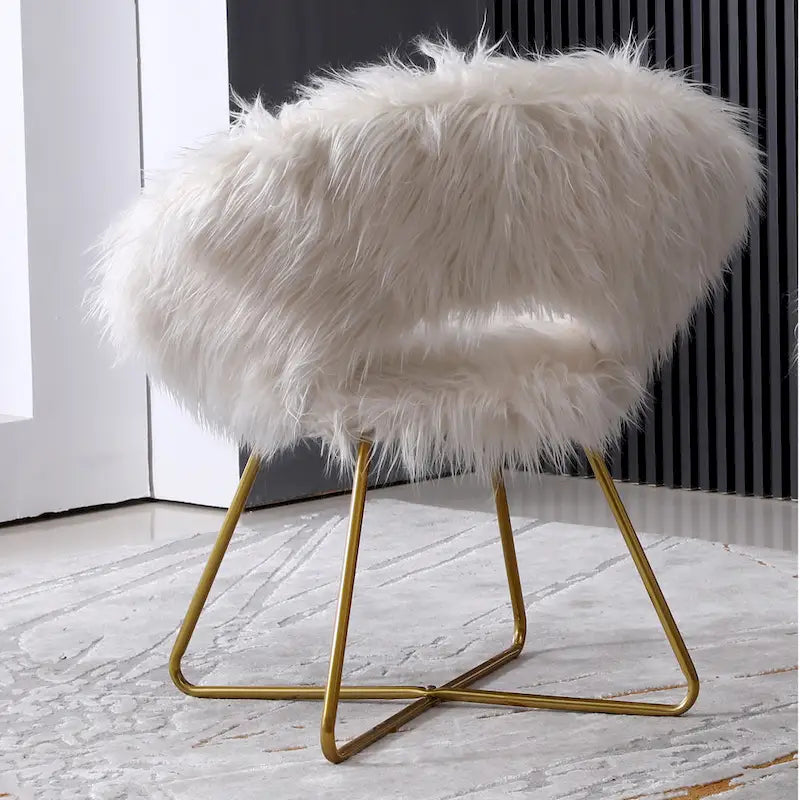 Glamouröser Beistellstuhl in Fassform, Kunstfellbezug, goldener Kufensockel, Weiß