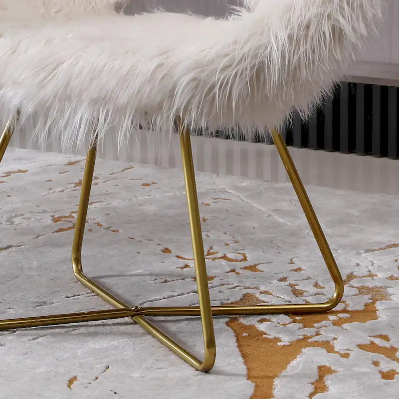 Glamouröser Beistellstuhl in Fassform, Kunstfellbezug, goldener Kufensockel, Weiß