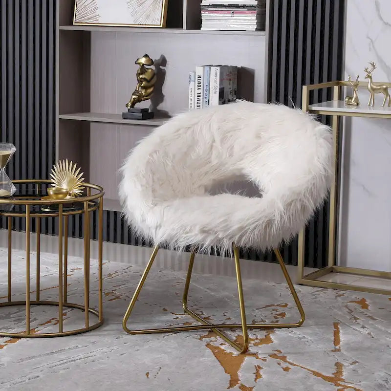 Glamouröser Beistellstuhl in Fassform, Kunstfellbezug, goldener Kufensockel, Weiß