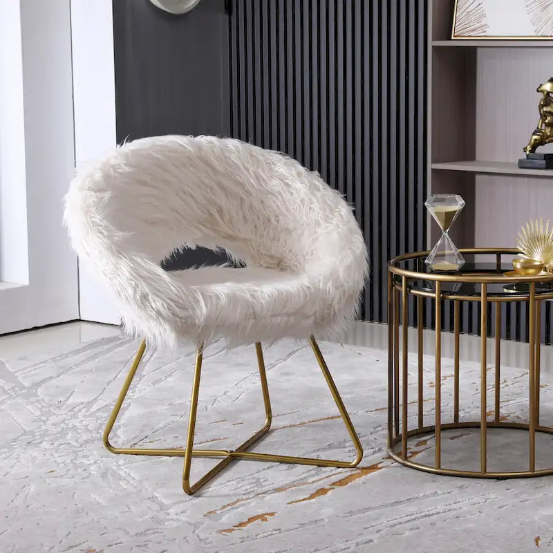 Glamouröser Beistellstuhl in Fassform, Kunstfellbezug, goldener Kufensockel, Weiß