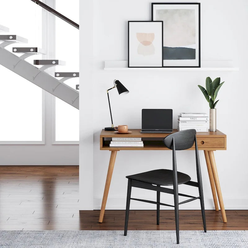 Scrivania mid-century per ufficio domestico con piano in MDF, gambe in legno di hevea, vano aperto e cassetto, noce