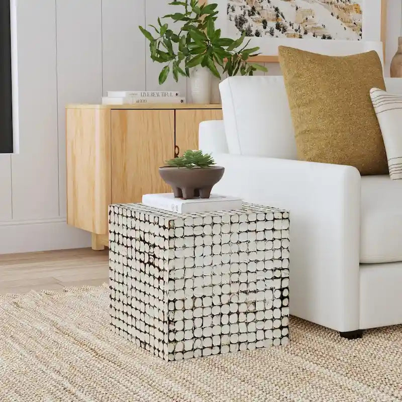 Handgefertigter Beistelltisch mit Mosaik aus Kokosnussschalen, Used-Look-Oberfläche, quadratisch, Weiß