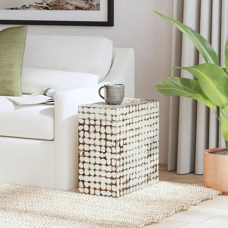 Handgefertigter Beistelltisch mit Mosaik aus Kokosnussschalen, Used-Look-Oberfläche, quadratisch, Weiß