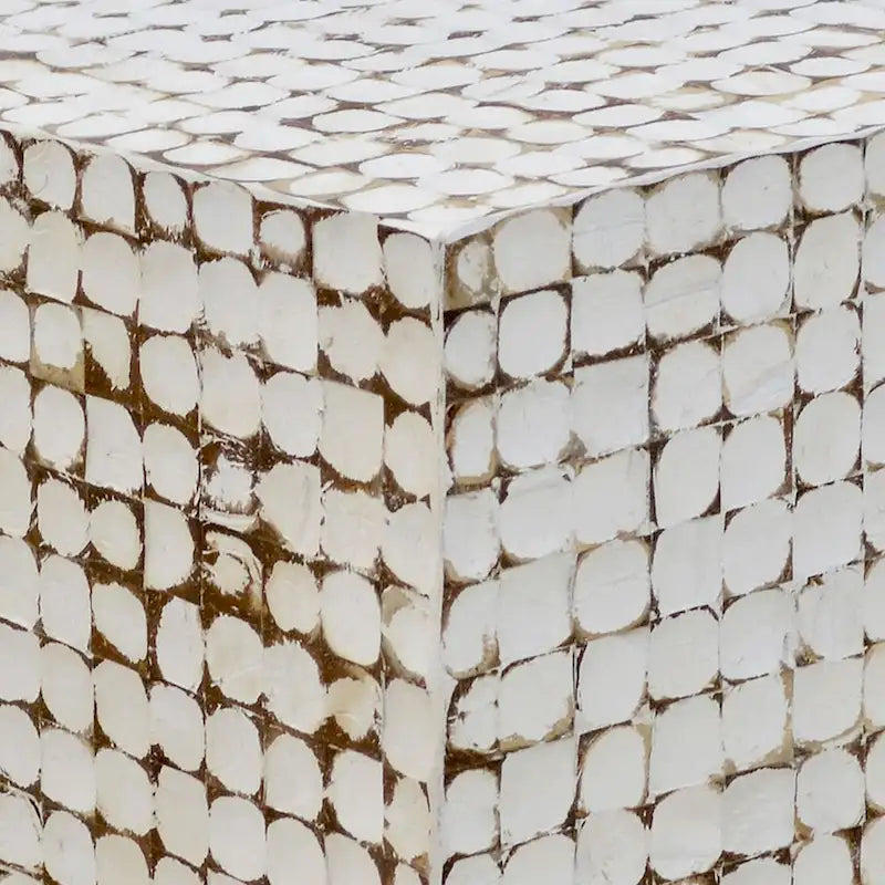 Handgefertigter Beistelltisch mit Mosaik aus Kokosnussschalen, Used-Look-Oberfläche, quadratisch, Weiß