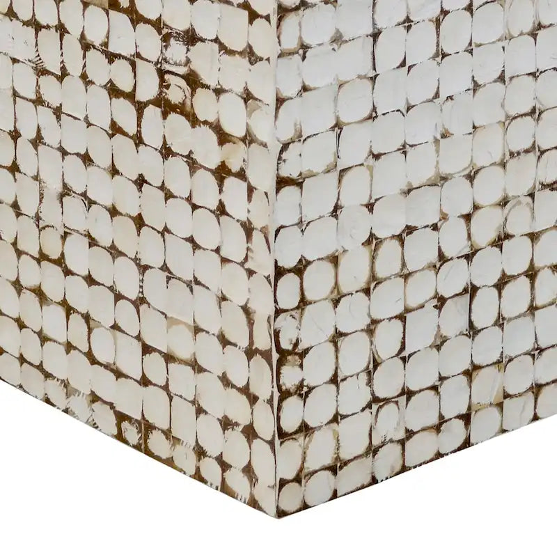 Handgefertigter Beistelltisch mit Mosaik aus Kokosnussschalen, Used-Look-Oberfläche, quadratisch, Weiß