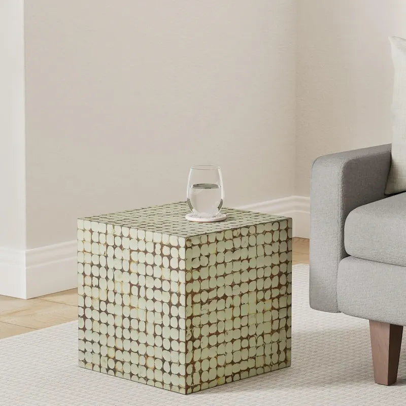 Handgefertigter Beistelltisch mit Mosaik aus Kokosnussschalen, Used-Look-Oberfläche, quadratisch, Weiß