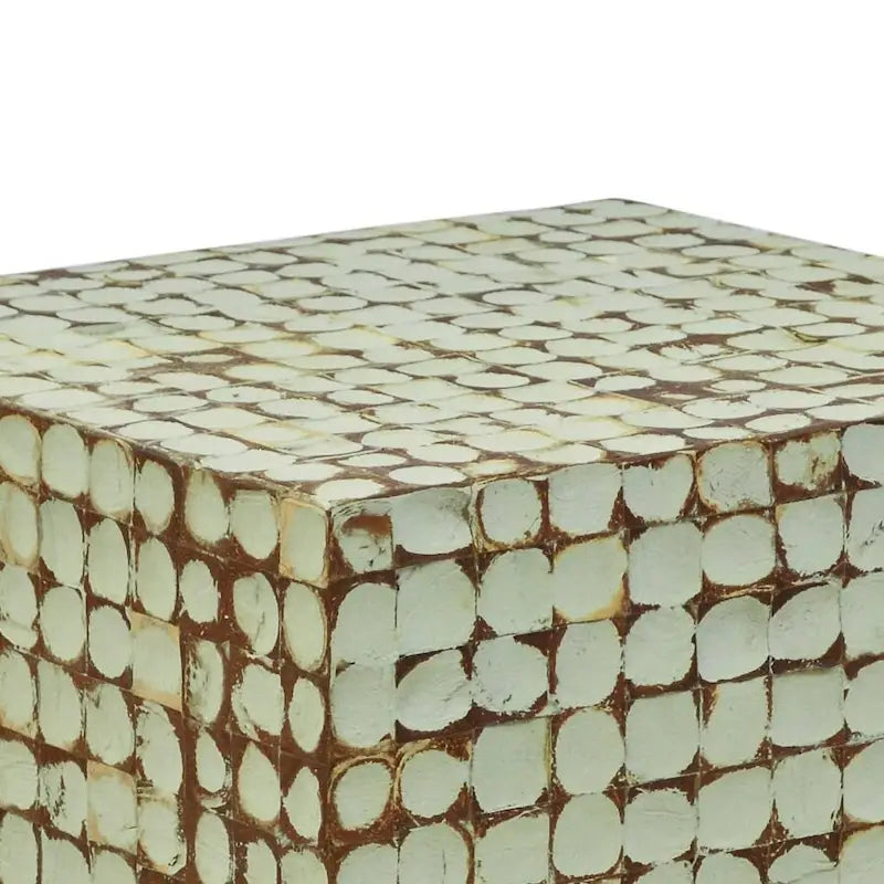 Handgefertigter Beistelltisch mit Mosaik aus Kokosnussschalen, Used-Look-Oberfläche, quadratisch, Weiß